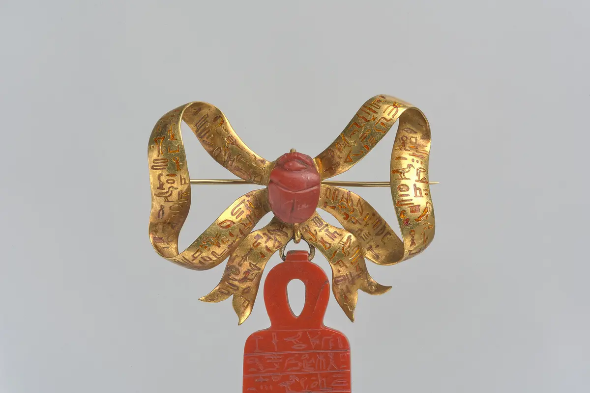 Isisknoten und Skarabäus modern in Goldbrosche gefaßt