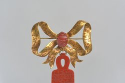 Isisknoten und Skarabäus modern in Goldbrosche gefaßt