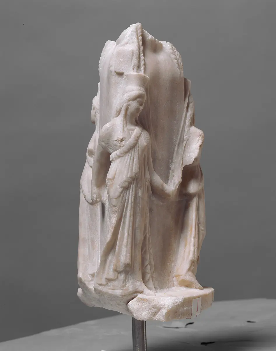 Hekataion: Dreigestaltige Hekate mit Chariten