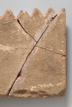 Aufsatzplatte: Zwei kelternde Satyrn, jugendlicher Satyr mit Doppelflöte, Silen mit Korb