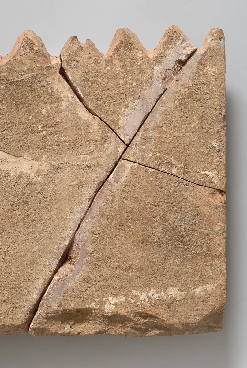 Aufsatzplatte: Zwei kelternde Satyrn, jugendlicher Satyr mit Doppelflöte, Silen mit Korb