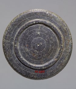 Flache runde Schale mit Fischrelief