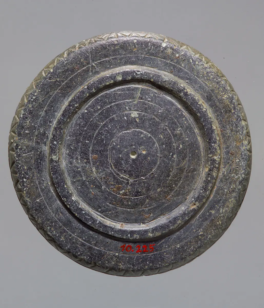 Flache runde Schale mit Fischrelief