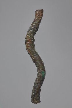 Schlangenkörper (fragmentiert), mit Öse