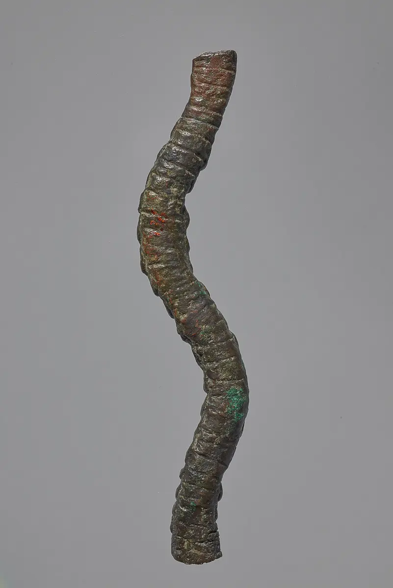 Schlangenkörper (fragmentiert), mit Öse