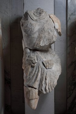 Hochrelief am Pfeiler: Verwundete Amazone
