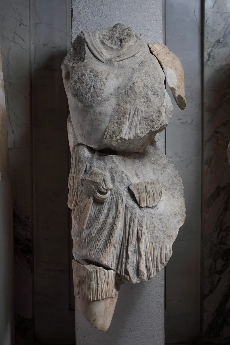 Hochrelief am Pfeiler: Verwundete Amazone