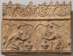 Aufsatzplatte: Zwei Satyrn bei der Weinlese