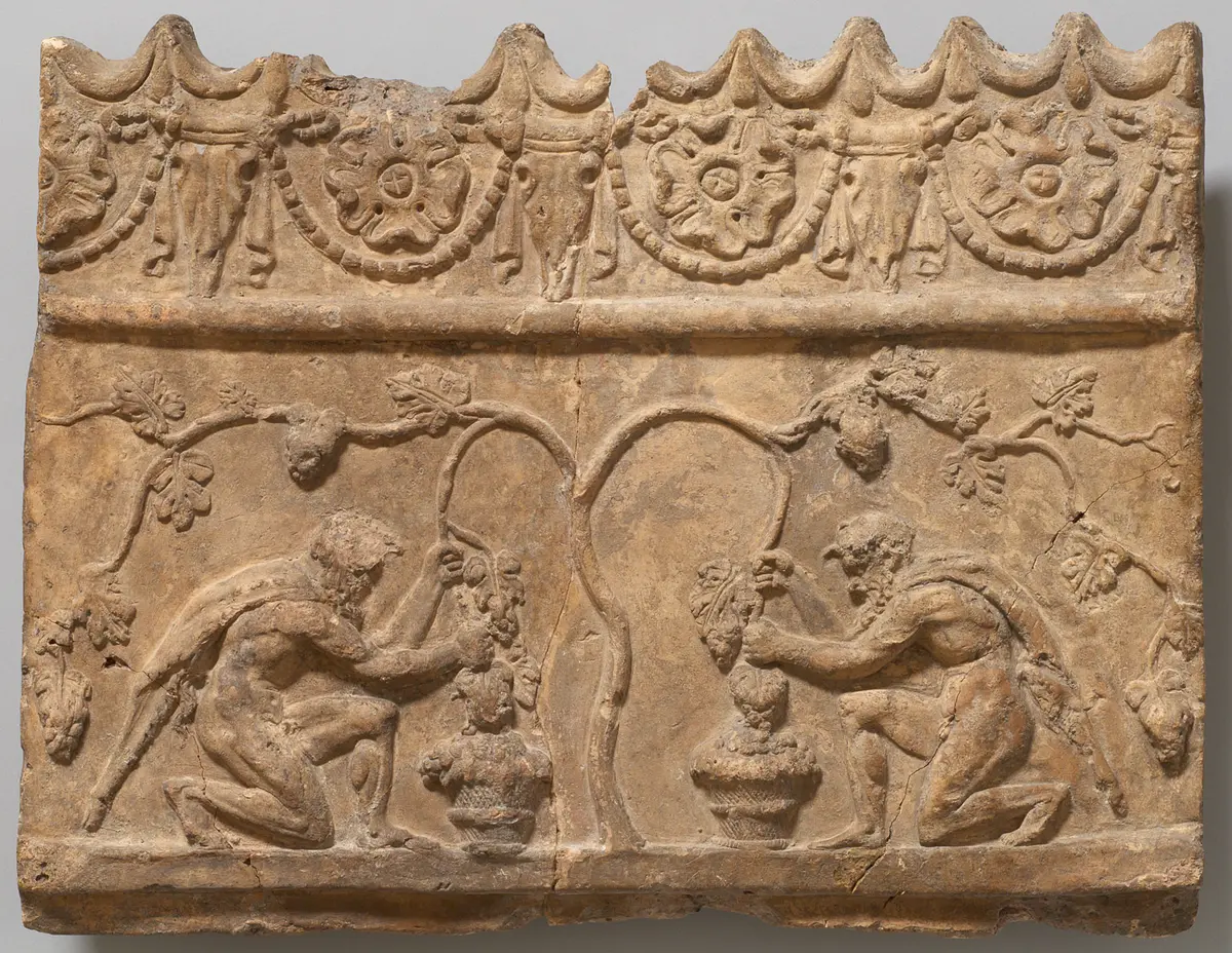 Aufsatzplatte: Zwei Satyrn bei der Weinlese