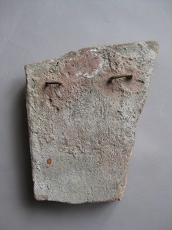 Fragment einer Aufsatzplatte(?) mit Darstellung von Gefangenen auf einem Wagen: Pferdeführer