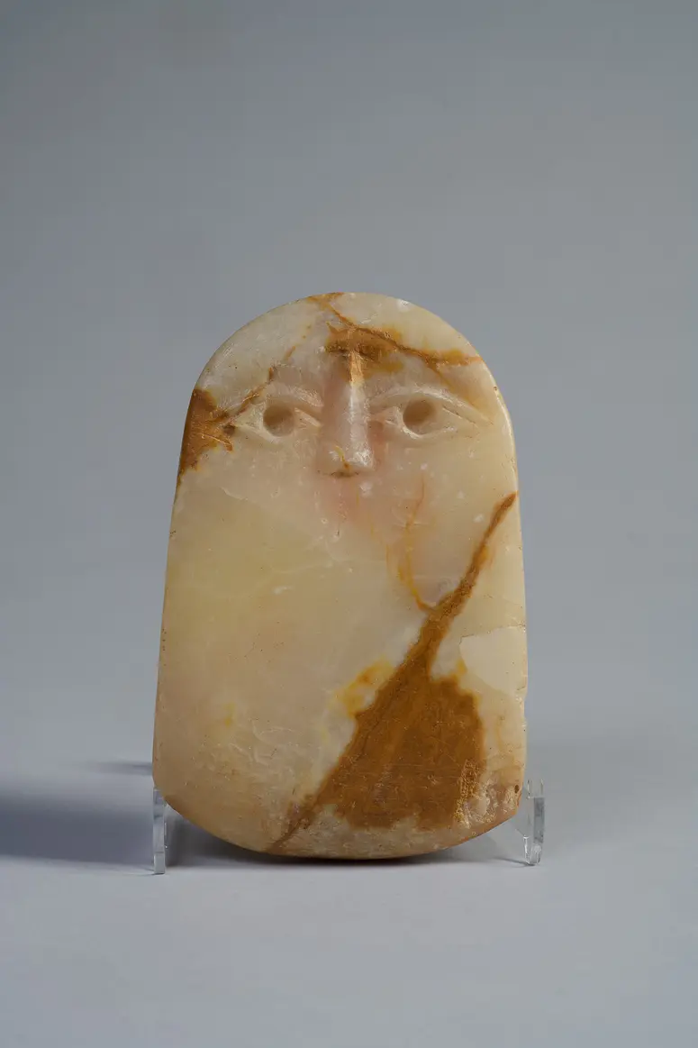 Miniatur-Gesichtsstele