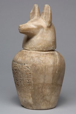 Kanope der Tjes-bastet-peret mit Deckel in Form eines Schakalkopfes