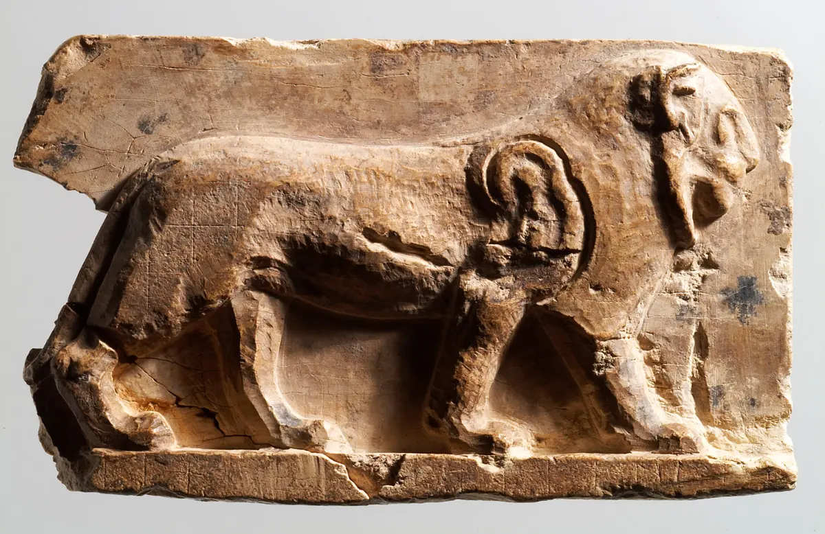 Relief eines schreitenden Löwen