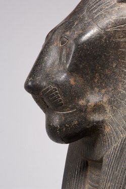 Sitzstatue der Göttin Sachmet