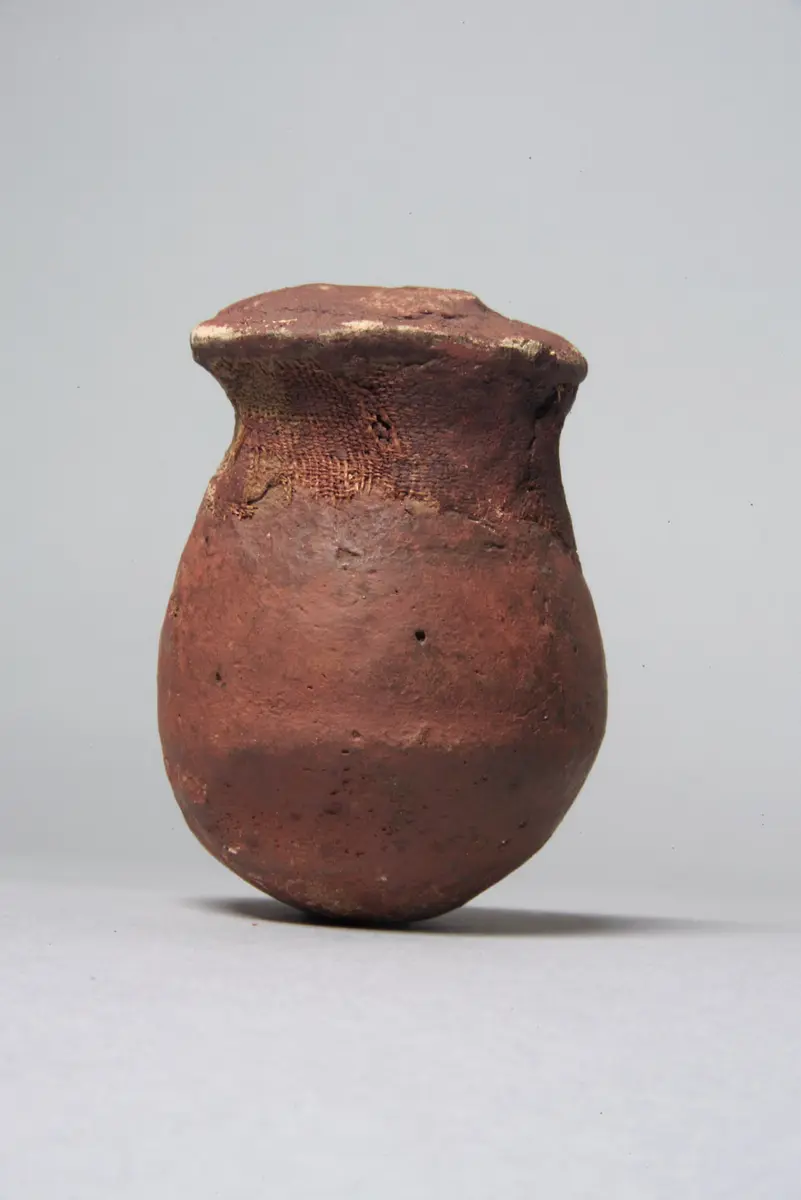 Kleine Vase mit gesiegeltem Schlammverschluß