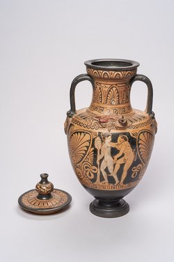 Halsamphora mit Deckel: Satyrn und Mänaden // Mädchen mit Tympanon