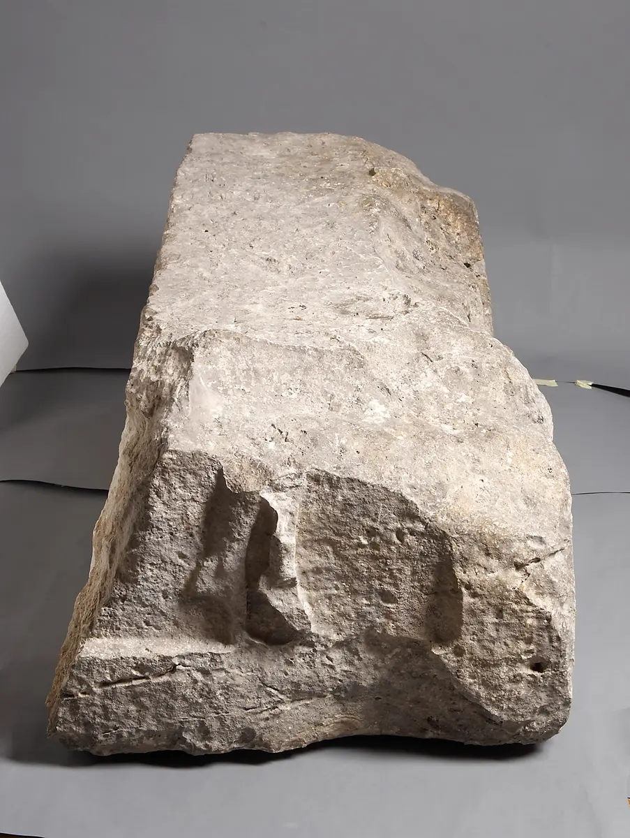 Fragment des Sarkophagkastens