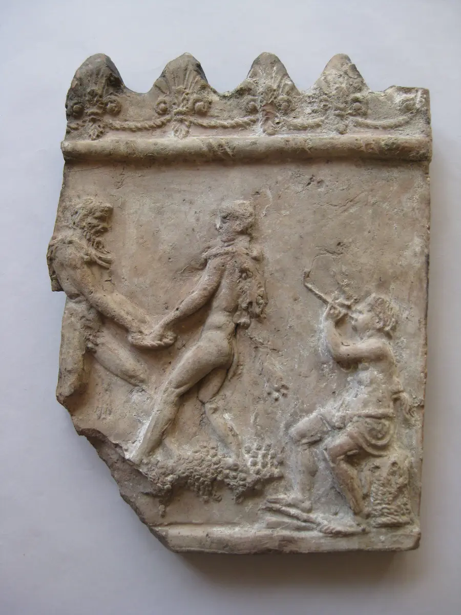 Fragment aus der rechten Hälfte einer Kelterungsszene: Drei Satyrn