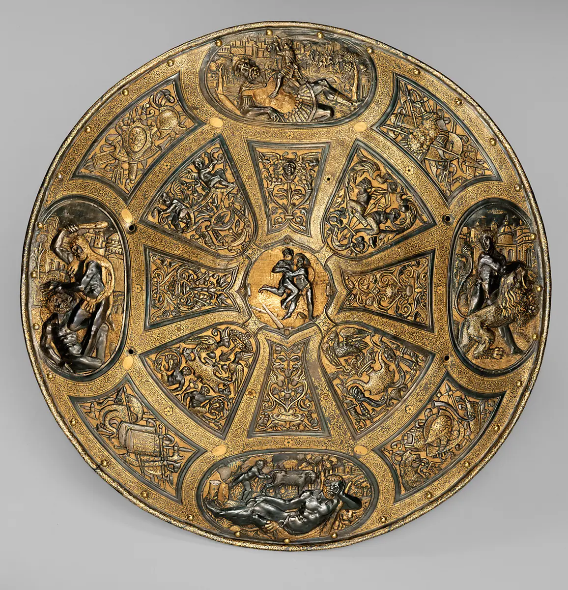Rundschild aus einem all'antica ensemble mit Sturmhaube