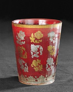Roter Becher mit Gold- und Silberblumen