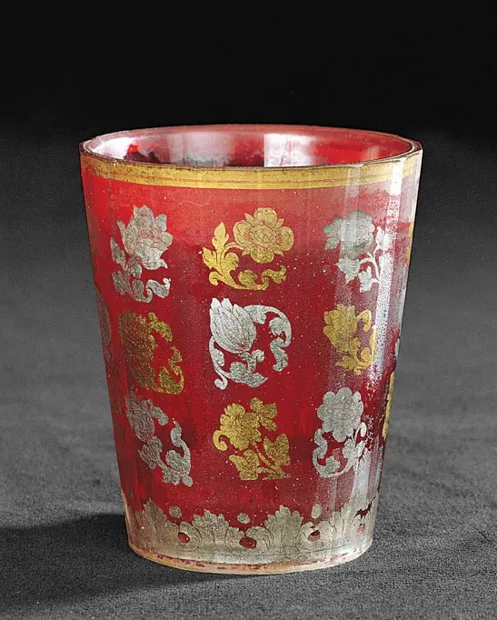 Roter Becher mit Gold- und Silberblumen