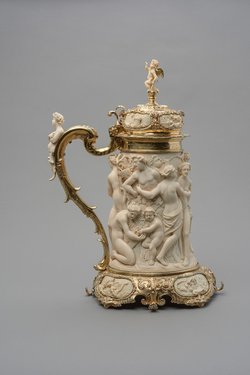 Deckelhumpen aus Elfenbein mit Bacchanal und mythologischen Szenen