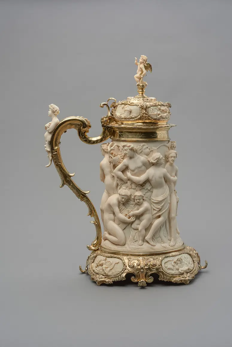 Deckelhumpen aus Elfenbein mit Bacchanal und mythologischen Szenen
