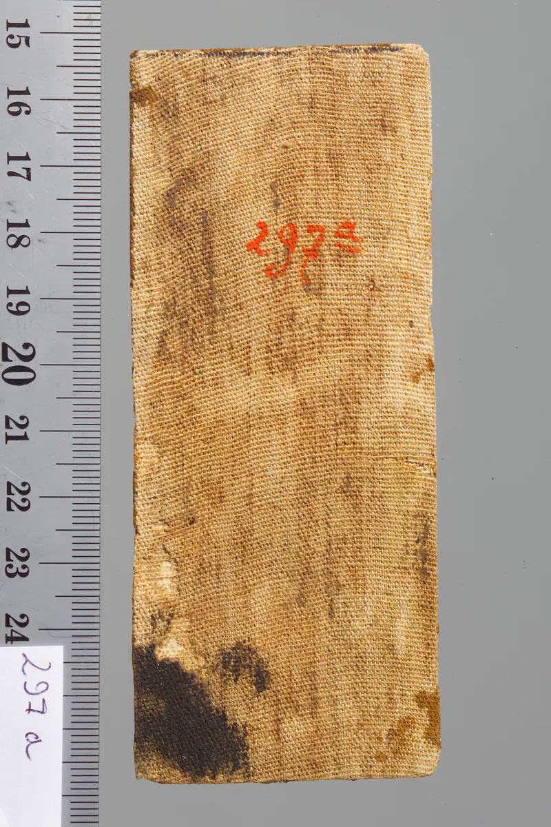 Fragmentierte Mumienkartonage mit der Darstellung eines Horussohnes (Falke)