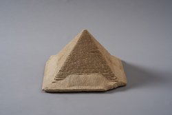 Modell der Cheops-Pyramide