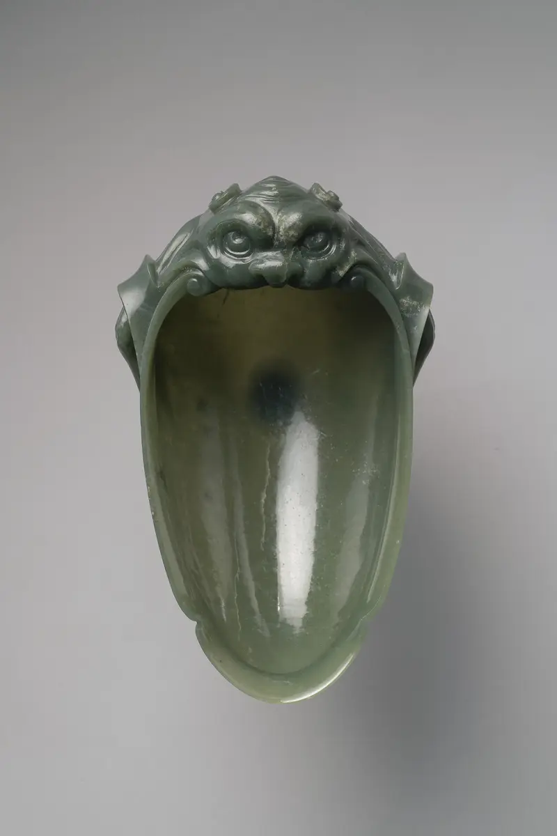 Muschelschale mit Maskaron auf hohem Fuß