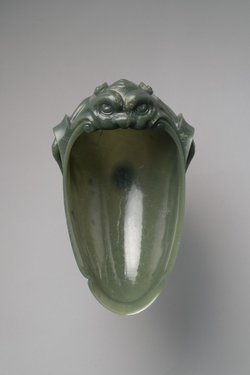 Muschelschale mit Maskaron auf hohem Fuß