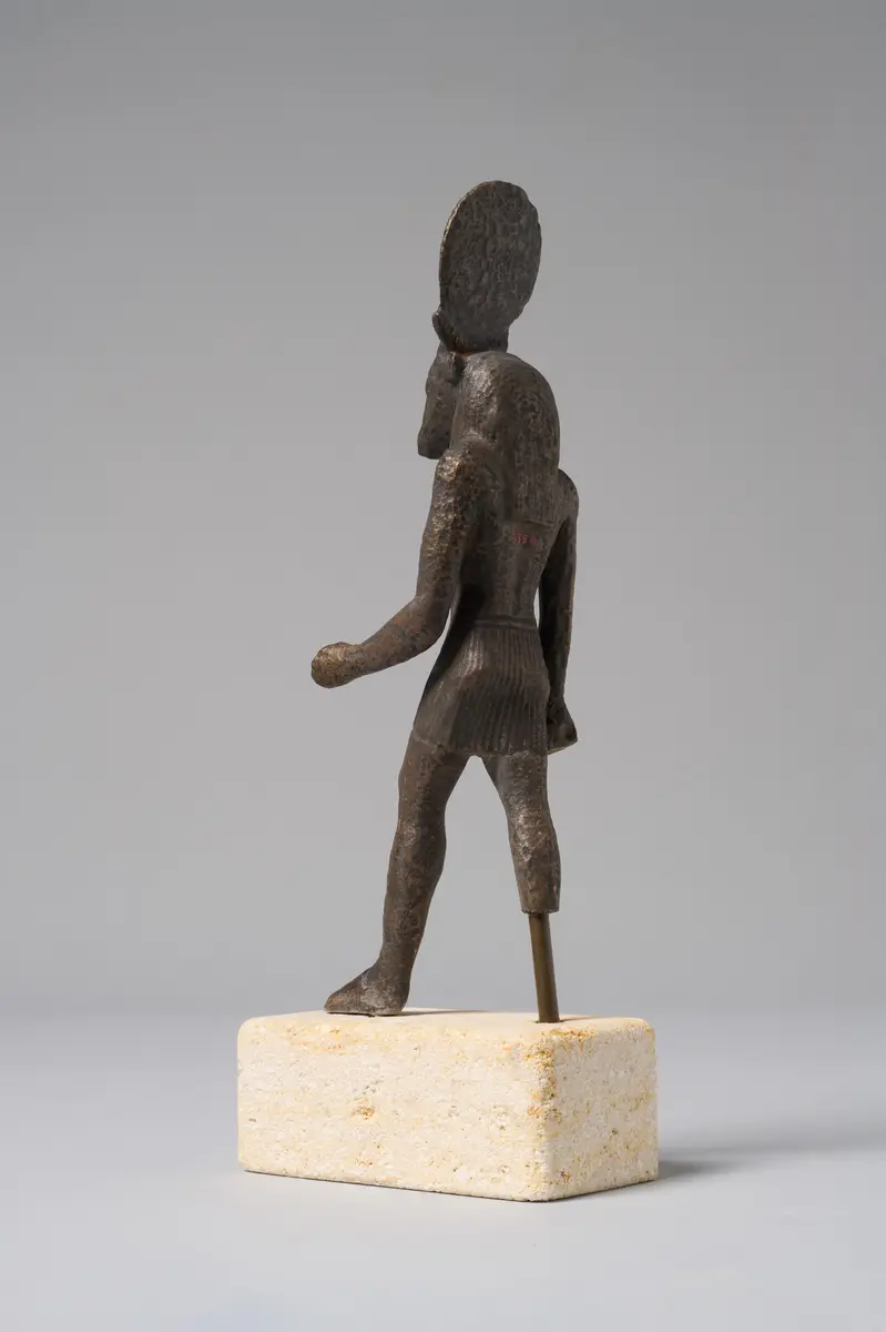 Gott Month, stierköpfig, schreitend