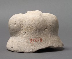 Kanopendeckel in Form eines Affenkopfes