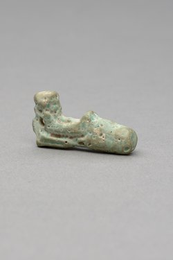 Kniender, nackter Mann mit übergroßem Phallus