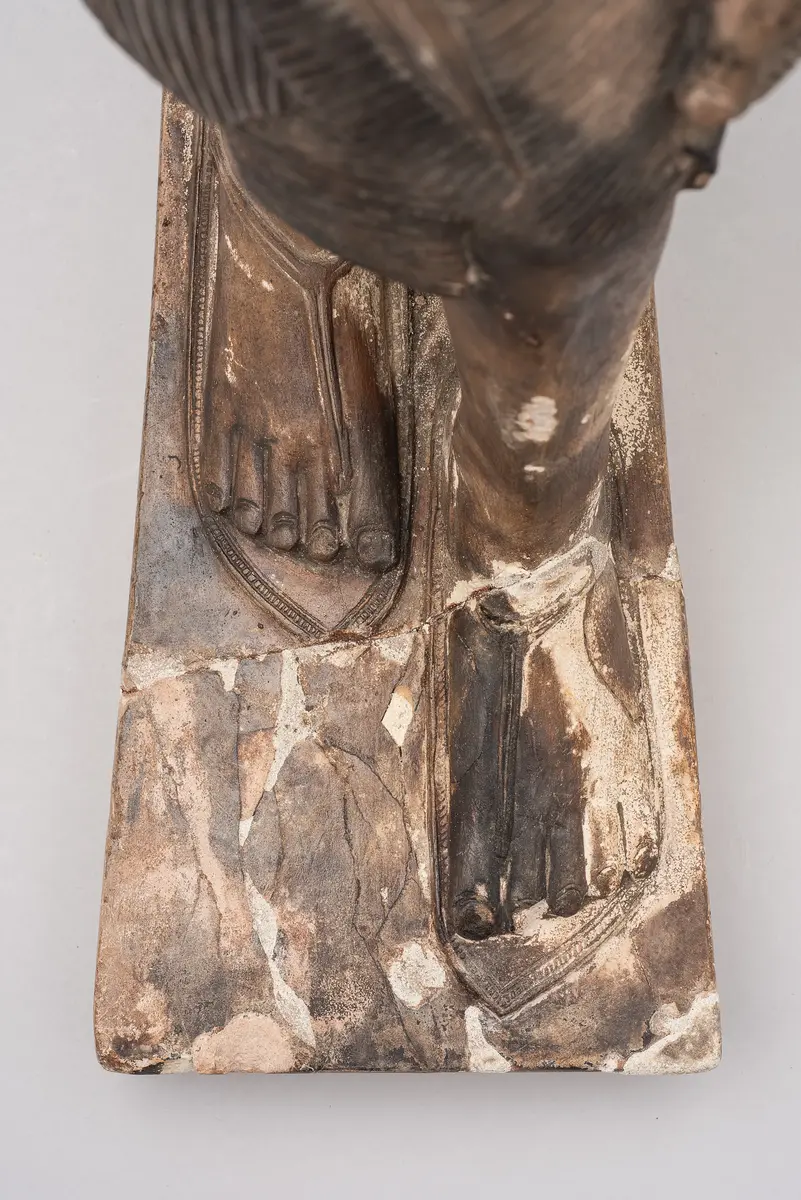 Statue eines schreitenden Königs