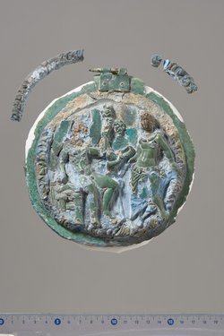 Teile eines Klappspiegels: Deckel mit Reliefapplik (Dionysos und Ariadne, Eros), Unterteil