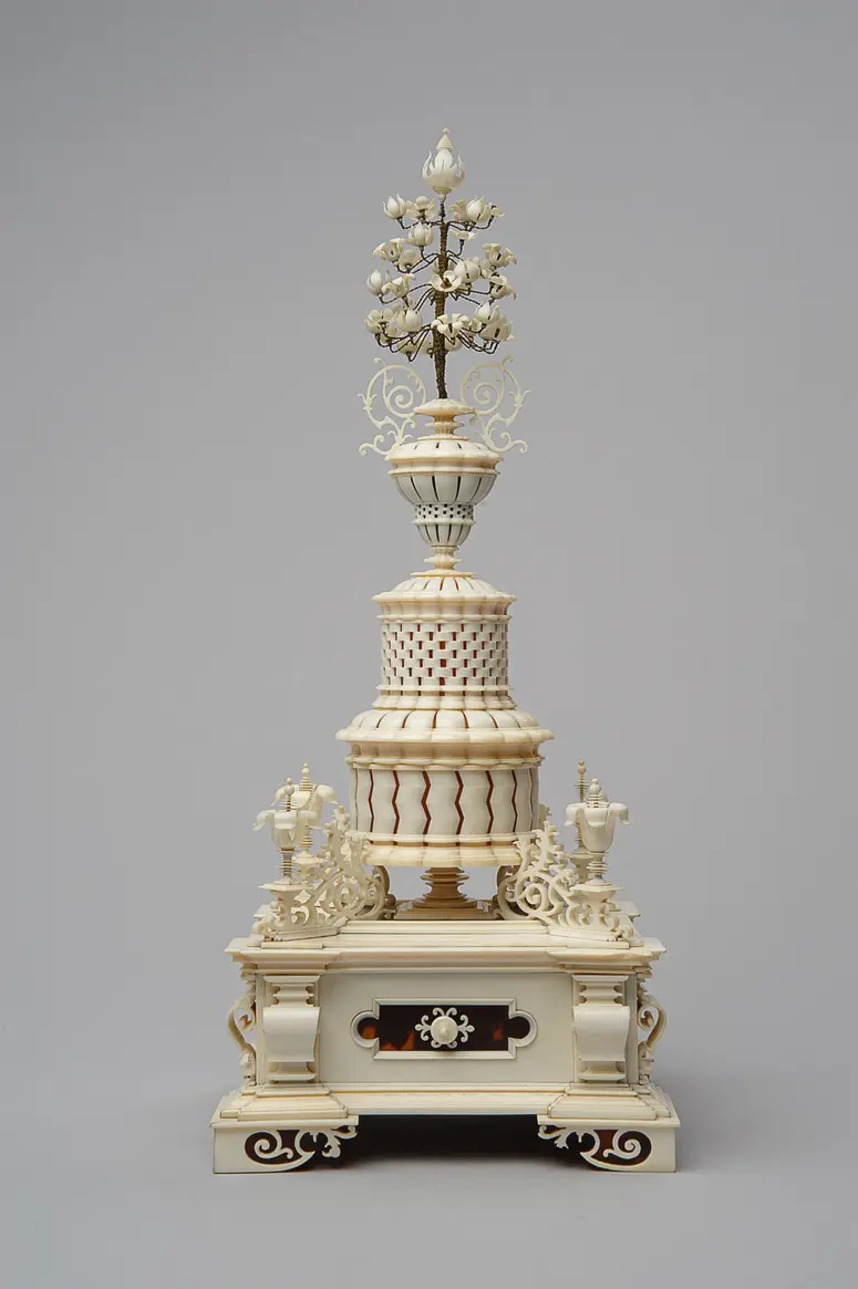 Centrepiece with Bouquet of Flowers