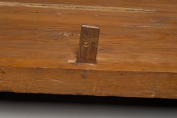 Unterteil des Kastensarges des An-em-her mit Mumie und Teilkartonage