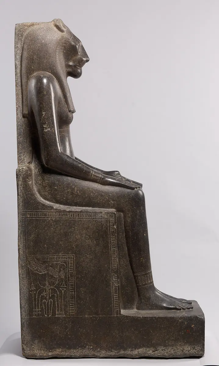 Sitzstatue der Göttin Sachmet