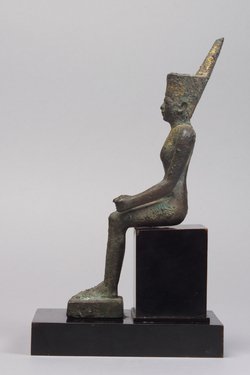 Thronende Göttin Neith