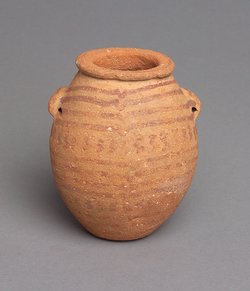 Kleiner Topf mit Ösenhenkeln