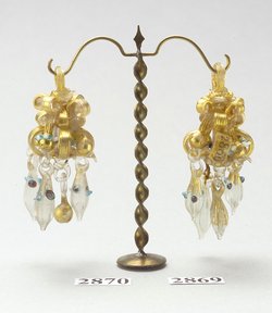 Ohrgehänge mit haferkornartigen Anhängseln aus Glas 