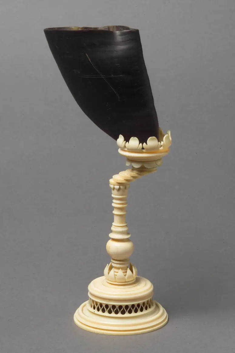 Steinbockklaue auf Ständer