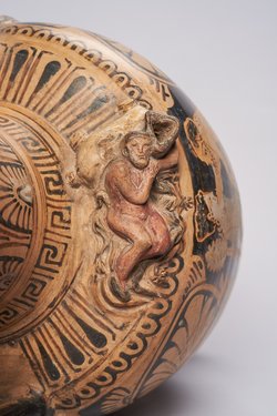 Halsamphora mit Deckel: Satyrn und Mänaden // Mädchen mit Tympanon