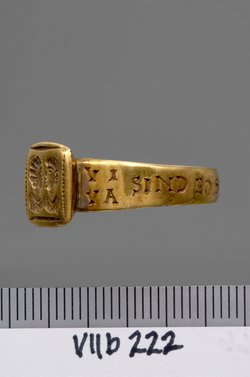 Fingerring mit Gravur: Doppelporträt und Inschrift