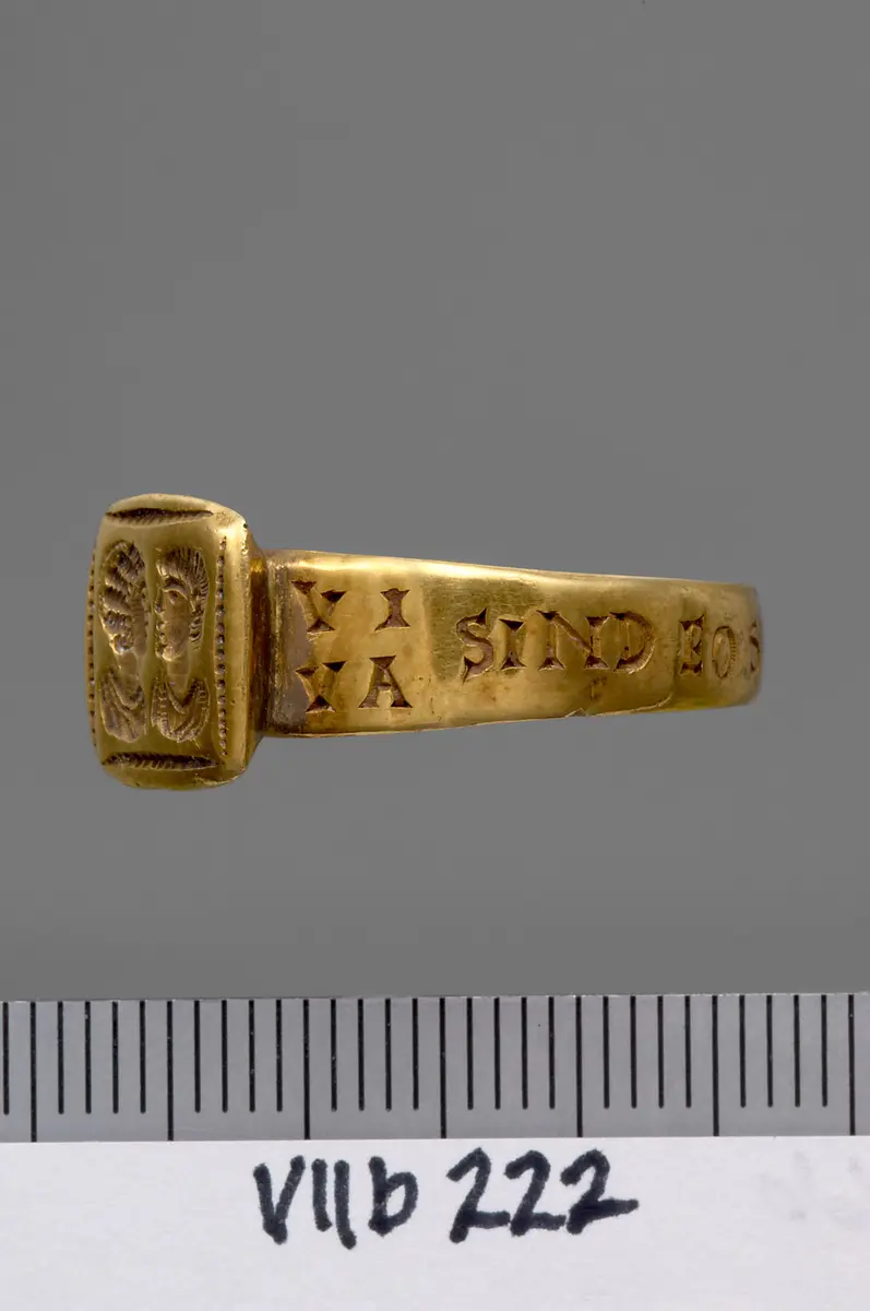 Fingerring mit Gravur: Doppelporträt und Inschrift