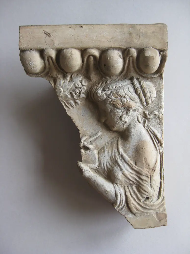Simenfragment mit Mysteriendarstellung: Schreibende weibliche Halbfigur