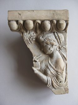 Simenfragment mit Mysteriendarstellung: Schreibende weibliche Halbfigur