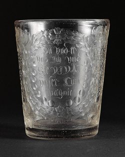 Becher mit Gesellschaftszene