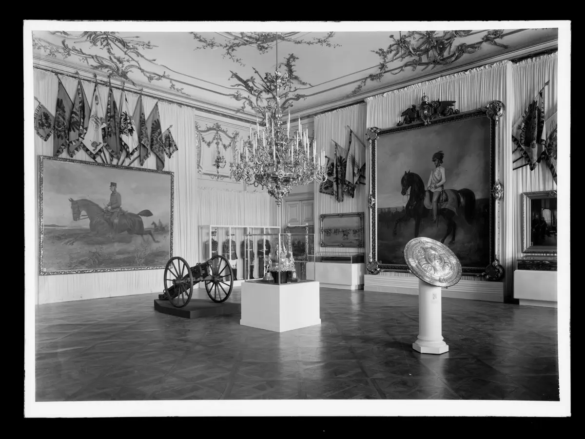 Saal im Heeresmuseum mit Kanone